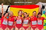 Marta Pérez con el equipo español que logra la plata en el Europeo de Cross