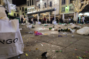 Aspecto de la plaza Herradores tras la 'champanada' de Nochevieja de Soria.