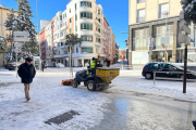Un operario municipal limpiando las calles esta mañana.