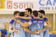 Los jugadores del Grupo Herce celebran un punto en la incontestable victoria lograda ante Melilla.