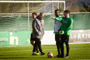 Javi Moreno y Pape Diamanka en un entrenamiento en la Ciudad Deportiva.