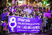 Multitudinaria manifestación del 8M por el centro de Soria.