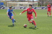 Cristian Delgado conduce un balón durante el partido ante el Getafe B.