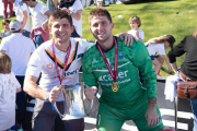 Alejandro y Rafa Revilla posan con el título de campeones de Copa del Rey del curso pasado.