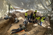 Trabajos de exhumación de los cuatro cuerpos hallados en la fosa común de Adradas este jueves.