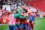 Los jugadores del Numancia celebran un victoria que les coloca como líderes.