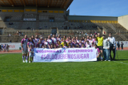 Los dos equipos del Ingenieros muestran una pancarta en la que reclaman poder jugar con normalidad sus partidos en Soria.