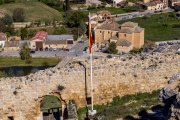 La enseña nacional ya ondea en el castillo