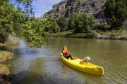 Los paseos en canoa permiten conocer los valores naturales del Duero y disfrutar de vistas espectaculares como las de la fortaleza califal de Gormaz.