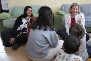 La consejera de Familia e Igualdad de Oportunidades, Isabel Blanco, visita los Hogares de Mensajeros de la Paz, en la imagen junto a la directora del Hogar Mayte Gómez y algunos de los menores.