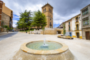 Imagen de la fuente con el Palacio de los Condes de Gómara al fondo.