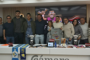 Álex San Martín junto a compañeros y amigos durante su despedida como jugador de voleibol.