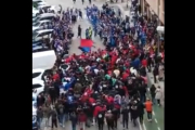 El CD Numancia y el Utebo FC se juegan esta tarde de domingo una única plaza para la final por el ascenso a Primera Federación. Los aledaños del estadio de Los Pajaritos han sido un hervidero desde hora y media antes del partido, que da comienzo a las 18.00 horas. La convocatoria del Frente Rojillo para bajar juntos al estadio se ha encontrado con la afición aragonesa en la calle José Tudela. Los del Utebo se han abierto para dejar pasar a los numantinos en un duelo solventado a base de cánticos, ánimos y emoción como se ve y se escucha en este vídeo. Ambientazo para un encuentro que marca el futuro para ambos clubes.