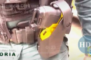 Captura del vídeo con el arma en primer plano.