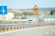 Carteles anunciando la limitación a 70 kilómetros por hora en la autovía a Madrid.