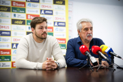 Oriol Castellarnau junto al presidente Carlos Heras durante su presentación como nuevo técnico amarillo.