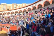 El Desencajonamiento de San Juan 2024 en la plaza de toros de Soria ha atraído a cientos -seguramente miles- de personas. A pesar de que la cita era a primera hora de la mañana y de la baja temperaturas, muchos sanjuaneros no se han querido perder el primer contacto con los novillos del Viernes de Toros. En este vídeo, el ambiente cuando todavía no eran las 8.30 horas. Y de allí, a Valonsadero.