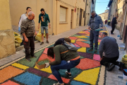 Preparación de las alfombras florales del Corpus en San Esteban.