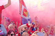 La afición del Numancia sigue fiel al equipo y, aun con entradas limitadas, ya toma las calles de Yecla para animar a los rojillos de cara al partido definitivo por el ascenso ante el Yeclano. Los aficionados ya han recibido al autobús del Numancia tras varios minutos previos de cánticos. Bengalas, bufandas al viento y muchas ganas de que el balón rueda ya en el estadio de La Constitución. Este es el vídeo de la llegada.