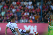 Carlos González durante la acción del gol anotado ante el Yeclano.