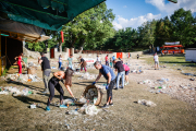 Miembros d e las peñas sanjuaneras recogieron ayer la basura acumulada durante el Desencajonamiento.