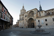 La plaza de la catedral de El Burgo será uno de los puntos de encuentro de los vehículos centenarios.