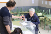 Una anciana votando en la capital.
