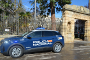 Coche policial en la puerta de la Dehesa.