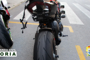 Sistema de matrícula abatible en una de las motocicletas localizadas.