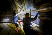 Detalle de cómo se están restaurando los frescos.