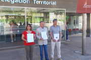 Vanessa García, Ángel Ceña y Toño Palomar este lunes frente a la Delegación Territorial.