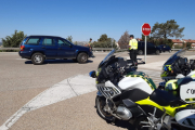 Un guardia civil vigila el tráfico en una carretera de Soria.