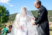Verónica Urquijo, tapada con el velo de novia en Hinojosa de la Sierra.