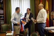 De Pedro, Serrano y Jiménez en la reunión del Numancia en Diputación.