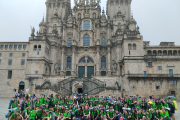 Los peregrinos sorianos ante la catedral de Santiago.