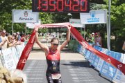 Marina Muñoz cruza la línea de meta de Almazán en la prueba de Triatlón Cros.
