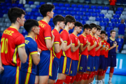 El combinado español escucha el himno nacional antes de jugar por la medalla de bronce.