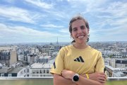 Marta Pérez en París con la Torre Eiffel al fondo.