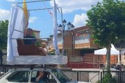 El alcalde de Soria a bordo de un 'papamóvil' durante las fiestas de Tardelcuende.