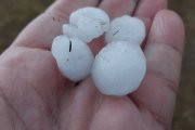 Las tormentas de agosto ya hacen acto de presencia en Soria. El responsable de la estación Meteoclimatic de Duruelo, Agustín Sandoval, captó esta de granizo en su localidad en el atardecer del lunes. Bolas de diámetro superior a una moneda de euro que arrasaron los huertos... pero dan vida al monte.