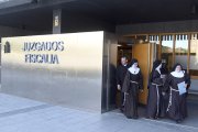 Varias de las clarisas de Belorado junto con su portavoz, José Ceacero, en los juzgados de Burgos.