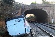 Estado en el que quedó la furgoneta tras precipitarse a las vías del tren en Arcos de Jalón.