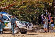 La familia del joven junto a la Guardia Civil en el pantano.