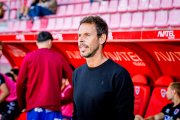 Aitor Calle e el banquillo de Los Pajaritos en el partido de presentación ante la Ponferradina.