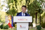 El presidente de la Junta de Castilla y León, Alfonso Fernández Mañueco, en rueda de prensa para analizar temas de actualidad.