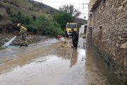 Trabajadores de la Junta en tareas de limpieza.