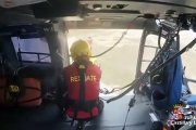 El helicóptero de rescate de la Junta con dos rescatadores, uno de ellos enfermero, han evacuado a una mujer lesionada en los molinos del Alhama, dentro del término municipal de Magaña (Soria). La zona no era accesible para los vehículos terrestres. La víctima, una mujer de 66 años, ha sido estabilizada con una férula en la pierna antes de ser izada al helicóptero. La aeronave ha aterrizado en Garray, donde una ambulancia ha recogido a la herida para trasladarla al hospital de Soria. También ha intervenido la Guardia Civil.