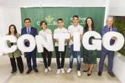 Los deportistas junto a los responsables de Caja Rural de Soria.