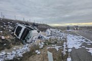 El camión que trasportaba folios volcó tras la colisión.