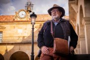 Martín de Marco en la plaza Mayor de Soria con el reloj de la Audiencia de fondo.